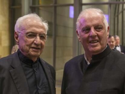 Frank O. Gehry, a la izquierda, y Daniel Barenboim este viernes en la gala del Guggenheim. 