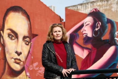 Ana Llorente, madre de Cattana, frente a dos grafitis con el rostro de su hija, en Adamuz (Córdoba).