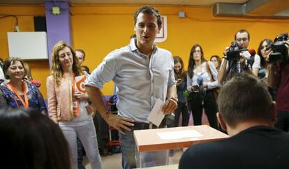 Albert Rivera, antes de votar.