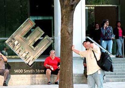 Trabajadores de Enron, en la entrada de la sede de la empresa en Houston (EE UU).