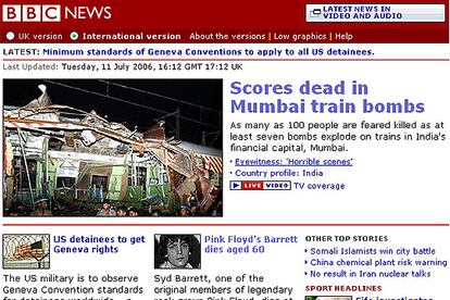 La BBC abre a cinco columnas su página web y habla de decenas de muertos en las explosiones. Recuerda además que ha habido varias explosiones en los últimos años en Bombay, la capital financiera del país asíatico.