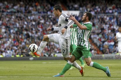 Cristiano Ronaldo con Javi Chica, del Betis, en un partido de Liga el pasado 20 de abril de 2013.