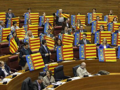 Protesta en las Cortes Valencianas de diputados del PP por la derogación de la Ley de Señas de Identidad en 2016.