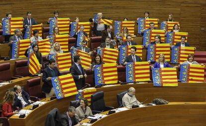 Protesta en las Cortes Valencianas de diputados del PP por la derogación de la Ley de Señas de Identidad en 2016.