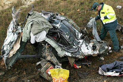 Lo que queda de un turismo tras sufrir un accidente en el que murieron sus dos ocupantes ayer en Aguilar de Campoo.