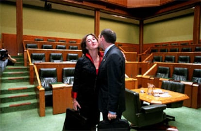 Juan José Ibarretxe e Idoia Zenarruzabeitia, tras una sesión plenaria del Parlamento vasco.