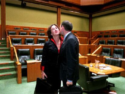 Juan José Ibarretxe e Idoia Zenarruzabeitia, tras una sesión plenaria del Parlamento vasco.
