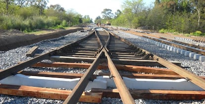 Cambio de vía en el ferrocarril de Belgrano, en Argentina.