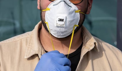 Un hombre, con una mascarilla. 