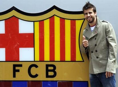 Gerard Piqué posa con el escudo del Barça