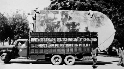 Um dos primeiros caminhões carregados com pinturas sai do Prado em novembro de 1936 com destino a Valência.