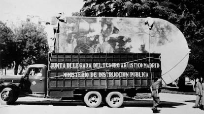 Um dos primeiros caminhões carregados com pinturas sai do Prado em novembro de 1936 com destino a Valência.