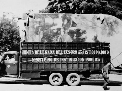 Um dos primeiros caminhões carregados com pinturas sai do Prado em novembro de 1936 com destino a Valência.