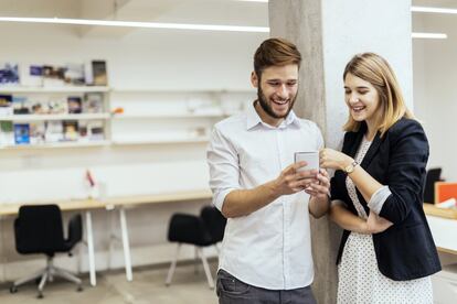 <p>No se trata de que tenga que llegar al trabajo buscando con quién ponerle los cuernos a su pareja, sino simplemente aprovechar los beneficios de un flirteo extraoficial, que —según un estudio— <a href="https://elpais.com/elpais/2015/09/14/buenavida/1442209109_786004.html" rel="nofollow" target="_blank">puede ayudar a aumentar el deseo hacia su pareja</a>.</p> <p>¿Por qué? Según Kristen Mark, profesora y directora del Laboratorio para la Promoción de la Salud Sexual del <em>College of Education</em> de la Universidad de Kentucky, "a veces, el hecho de flirtear con una tercera persona puede desencadenar en nosotros un estado de excitación que quizás no hayamos sentido durante mucho tiempo con nuestra pareja. Si el coqueteo no va a más, y nuestra relación es sólida, lo que puede ocurrir es que seamos capaces de transferir esos sentimientos de emoción hacia nuestra relación oficial".</p>