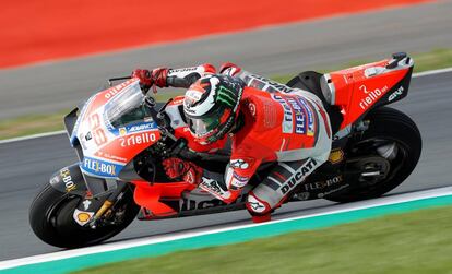 Jorge Lorenzo rueda por Silverstone.