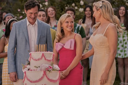 Tom Everett Scott, Lexi Minetree y June Diane Raphael, en una escena de 'Elle', la precuela de 'Una rubia muy legal', de Prime Video.