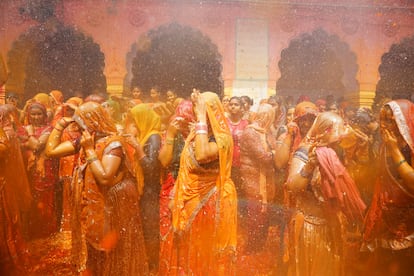 En la imagen, un momento del Huranga, en el que las mujeres y los hombres se lanzan agua, el día después del Holi, en el Templo de Dauji (Mathura, la India) este viernes. El festival Holi es uno de los días grandes en la India, en el que se da la bienvenida a la primavera. 