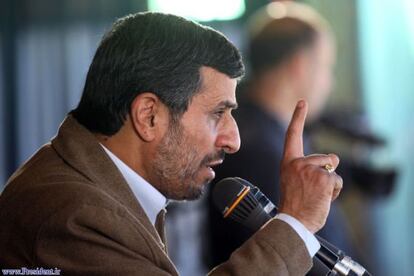 El presidente iraní se dirige a sus simpatizantes en un acto al este de Teherán.
