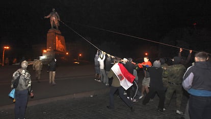 Un grupo de manifestantes se han ayudado de unos cables de acero, atados al cuerpo de Lenin, para lograr tumbar este símbolo de la época soviética.