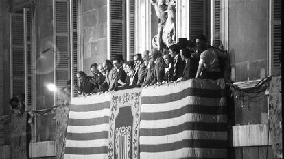 El presidente catalán Josep Tarradellas saluda desde el balcón de la Generalitat, en 1977 en Barcelona, tras 38 años de exilio.