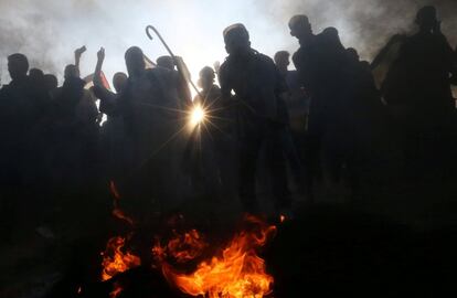 Manifestantes palestinos se reúnen en la valla de la frontera entre Israel y Gaza durante una protesta que pide levantar el bloqueo israelí en Gaza y exigir el derecho a regresar a su país de origen, en el sur de la Franja de Gaza, el 12 de octubre de 2018.