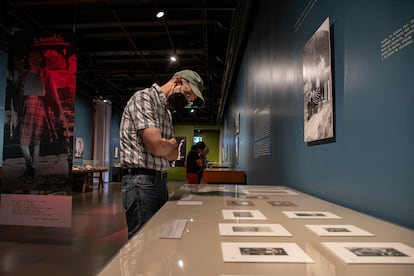 Un visitante observa la exposición "Un cielo sin fronteras", en Ciudad de México.
