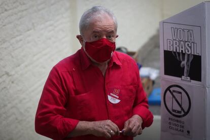 El líder del PT, Lula da Silva, el domingo tras votar en las municipales.