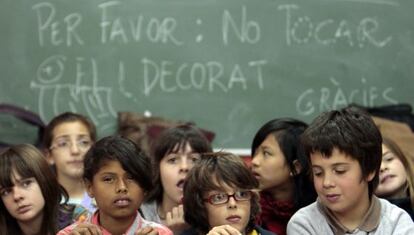 Alumnado del colegio Pare Catal&agrave; de Valencia en la campa&ntilde;a de matriculaci&oacute;n en valenciano de 2009.