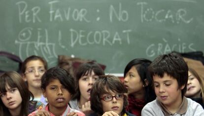 Alumnado del colegio Pare Català de Valencia en la campaña de matriculación en valenciano de 2009.