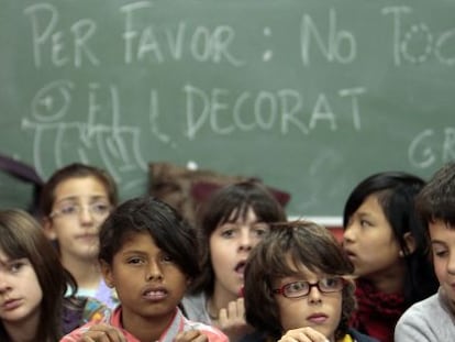 Alumnado del colegio Pare Catal&agrave; de Valencia en la campa&ntilde;a de matriculaci&oacute;n en valenciano de 2009.