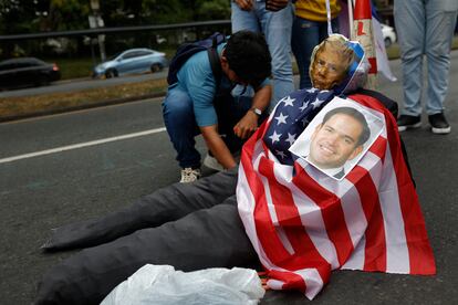 Personas queman un mu?eco con el rostro de Donald Trump y de Marco Rubio durante una perotesta, este viernes en Ciudad de Panam.