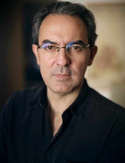 El autor Juan Gabriel Vásquez retratado en su casa de Madrid, el pasado diciembre.