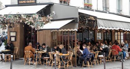 Imagen de una terraza en París este sábado