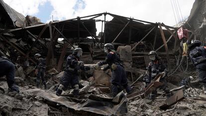 Miembros de los servicios de emergencias retiran los escombros del Teatro de Mariupol, parcialmente destruido por los bombardeos rusos durante el largo asedio a la ciudad costera. Más de 10.000 residentes de la urbe corren el riesgo de morir de enfermedades contraídas por las insoportables condiciones que ha supuesto este bloqueo, aseguró este miércoles su alcalde, Vadim Boichenko, en su cuenta de Telegram.