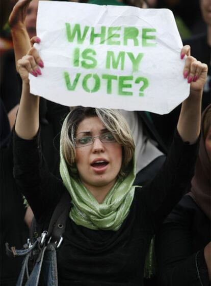 Una mujer, en la marcha a favor de Musaví, con un cartel que pregunta: "¿Dónde está mi voto?".