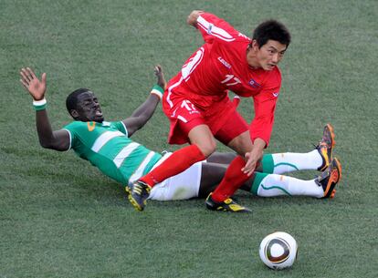 El mediocentreo coreano Young-Hak mantiene el equilibiro ante una entrada del marfileño Romaric.