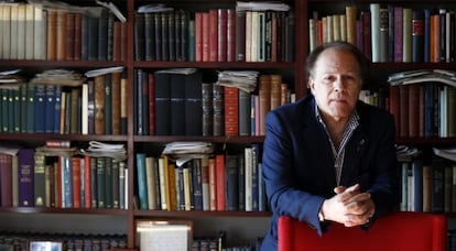 El escritor Javier Mar&iacute;as, en su casa de Madrid.