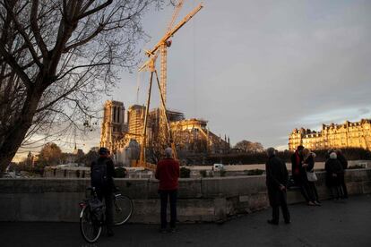 Obras de reconstrucción de la catedral de Notre-Dame en París (Francia), parcialmente destruida por un incendio el pasado abril.