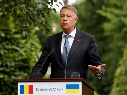 El presidente de Rumania, Klaus Iohannis, durante su visita a Kiev con otros líderes europeos el pasado 16 de junio.