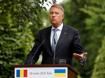 El presidente de Rumania, Klaus Iohannis, durante su visita a Kiev con otros líderes europeos el pasado 16 de junio.