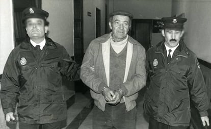 Antonio P&eacute;rez, jubilado de 61 a&ntilde;os, es conducido esposado por la Polic&iacute;a tras asesinar de dos disparos en la cabeza al magistrado Juan Agust&iacute;n Moro Benito, en febrero de 1993.