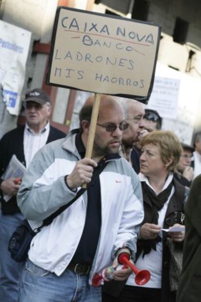 Protesta de afectados por las preferentes en Santiago, en marzo.
