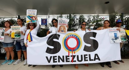 Um grupo de venezuelanos no aeroporto de Cancun, antes da Assembleia da OEA.