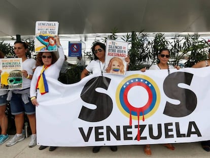 Um grupo de venezuelanos no aeroporto de Cancun, antes da Assembleia da OEA.