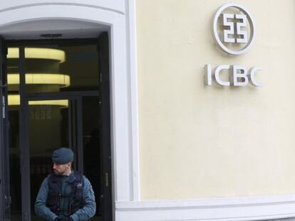 Un agente de la Guardia Civil custodia la entrada a la sede de la sucursal del banco chino ICBC en Madrid, este mi&eacute;rcoles.