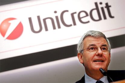 El consejero delegado del italiano Unicredito, Alessandro Profumo, anuncia en Milán la aprobación de la fusión.