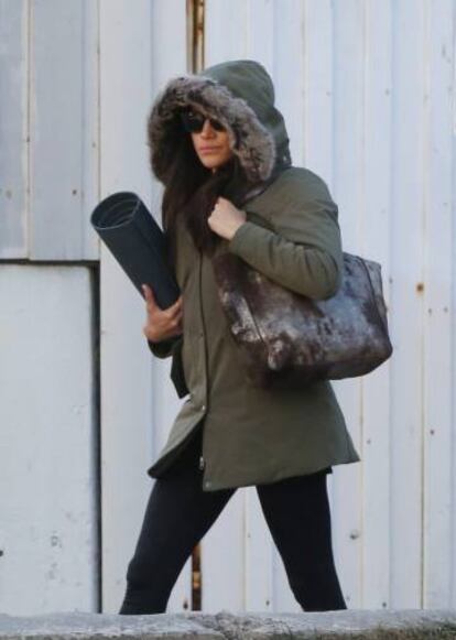 Meghan Markle trata de ocultar su rostro a los fotógrafos, el pasado marzo, por las calles de Toronto.