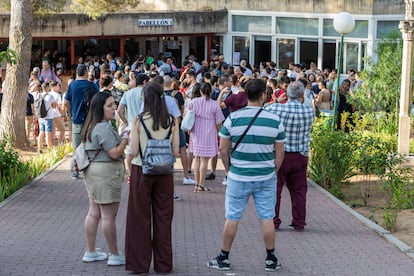 Decenas de aspirantes esperan al inicio de las oposiciones docentes en el instituto público Universidad Laboral de Toledo, en junio.