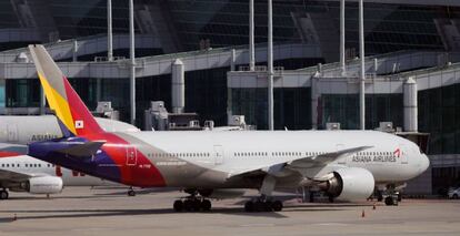 Boeing 777 aparcado en el aeropuerto de Incheon, en Corea del Sur, el martes.