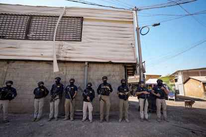 Agentes de la PDI participan en un operativo en la comuna de Cerrillos, en Santiago de Chile